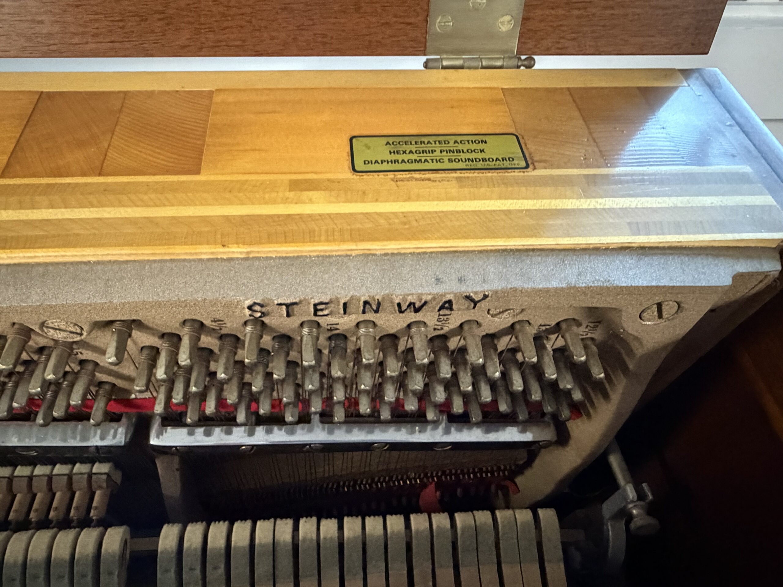 Steinway upright piano y1980 cherry/maple finish - Image 5