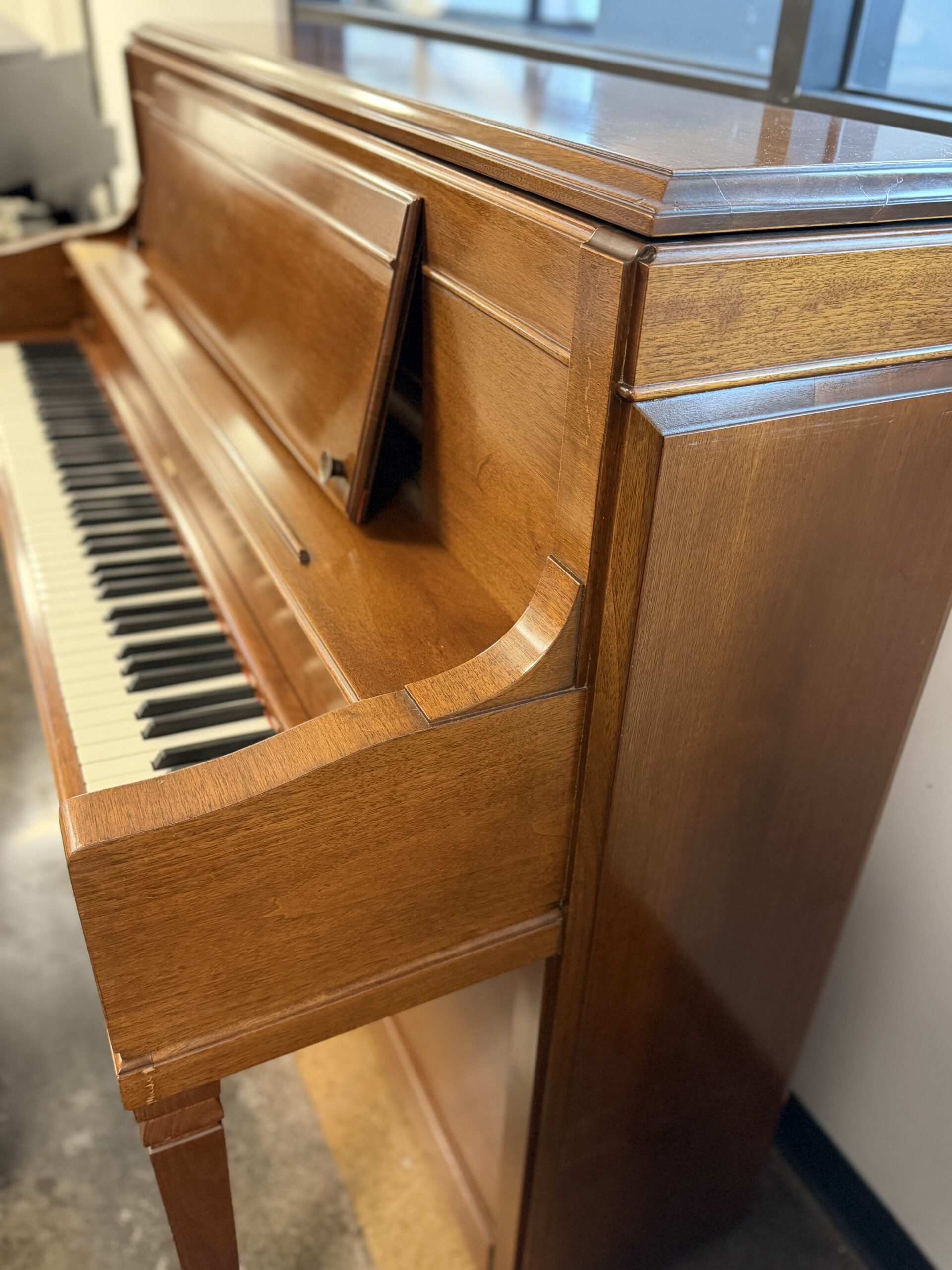 Steinway upright piano y1980 cherry/maple finish - Image 7